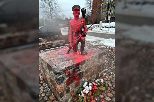  Partizanų vado A.Ramanausko-Vanago paminklas buvo apipiltas raudonais dažais.