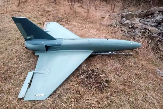  Didžiojoje Britanijoje pagamintas dronas „MQM-185B“, sukurtas „Banshee Jet 80+“ pagrindu, rastas netoli Rusijos pozicijų okupuotoje Luhansko srityje Ukrainos rytuose.