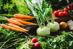 Šviežių pavasario daržovių fiesta džiugina kainomis: „Iki“ siūlo sveiką ir nebrangią vakarienę vos per 30 minučių