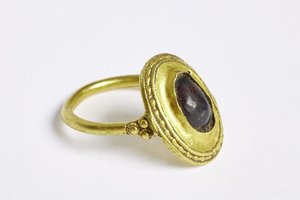 Įspūdinga sėkmė: rado pusantro tūkstančio metų senumo auksinį žiedą, priklausiusį garsiai valdovų giminei