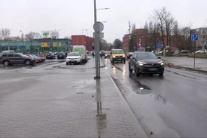 Tragiškos uostamiesčio gatvės remonto tikimasi šiemet: ja važiuojantiems atsikabina ir išmetimo vamzdžiai