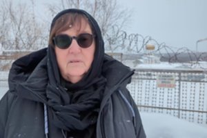 A. Navalno mama pirmą kartą pamatė sūnaus kūną: sulaukė grasinimų ir reikalavimų „slaptoms“ laidotuvėms