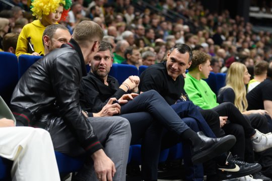 Lietuvos vyrų krepšinio rinktinės rungtynes stebėjo būrys žinomų veidų.<br> V. Skaraičio nuotr.