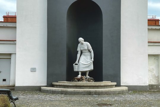 B. Pundžiaus sukurta skulptūra „Vandens nešėja“ pastatyta prieš 85 metus.