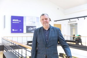 Rankose sprogusi granata paskatino imtis plunksnos