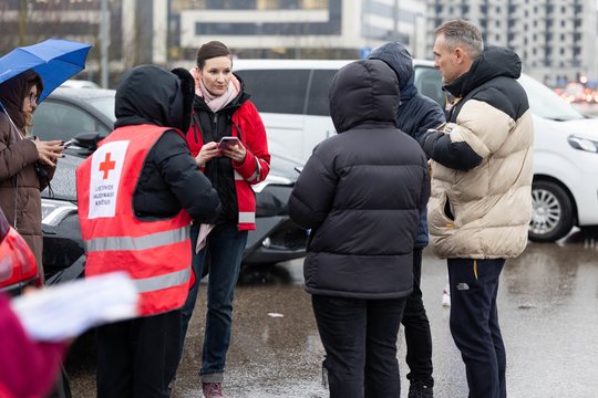  Penktadienį Vilniuje rinkosi savanoriai, atvykę padėti ieškoti 13-metės. Kadruose momentai, kai dar nebuvo žinoma, kad mergaitė rasta.<br> T.Bauro nuotr.