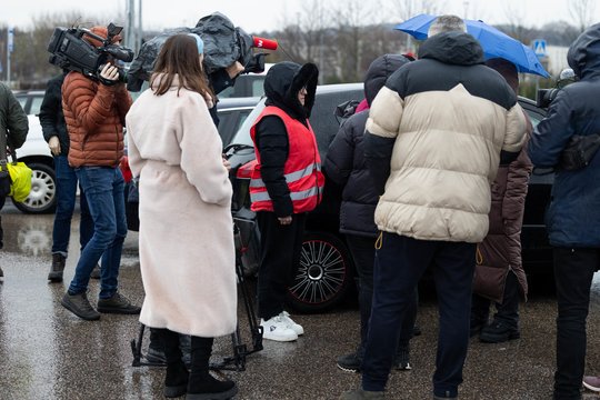 Penktadienį Vilniuje rinkosi savanoriai, atvykę padėti ieškoti 13-metės. Kadruose momentai, kai dar nebuvo žinoma, kad mergaitė rasta.<br> T.Bauro nuotr.