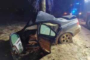 Klaipėdos r. į medį įsirėžus automobiliui žuvo vairuotojas – kūną iškėlė ugniagesiai