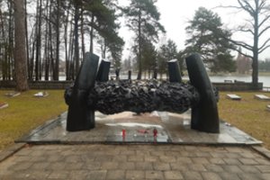 Druskininkuose neaiškia medžiaga apipiltas paminklas sovietų kariams, Alytuje apipaišyta nacių žudynių masinė kapavietė