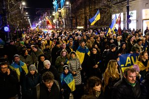 Sostinės gatvėse – eisenos ir mitingas, minios žmonių susirinko vardan Ukrainos palaikymo