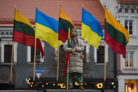 Sostinėje minios lietuvių mini antrąsias Rusijos karo Ukrainoje metines.<br>V.Skaraičio nuotr.