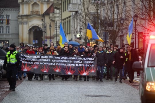 Sostinėje minios lietuvių mini antrąsias Rusijos karo Ukrainoje metines.<br>V.Skaraičio nuotr.