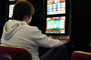 Skaičiai gąsdina: ne tik pralošia daugiau nei uždirba – lošimams išleidžia ir skolintus pinigus