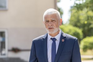 Klaipėdos rajono opozicija įtaria, kad vienai tarybos narei pareigos Dovilų etnokultūros centre teko neskaidriai: tai dešinioji mero ranka