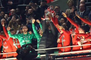 Anglijos lygos taurę virš savo galvos kėlė „Liverpool“ futbolininkai