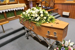 Lietuvoje mirusiųjų mažėjo, bet laidojimo įmonių pelnai tik augo: kraunasi milijonus