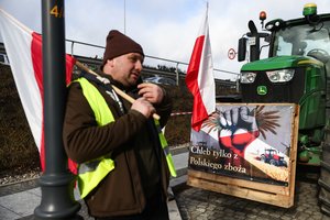 Ukraina supyko ant grūdus barsčiusių lenkų: ragina patraukti juos atsakomybėn