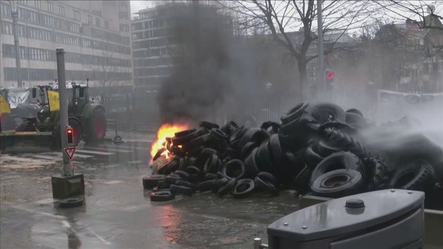 Belgijos sostinėje – siautėja ūkininkai: gatvėse pleškėjo padangos, neapsieita be riaušių policijos