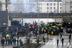 Protestuojantys ūkininkai užplūdo ES kvartalą Briuselyje – demonstracijas vadina itin ekstravagantiškomis