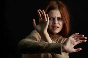 Jauna moteris nepamiršta išgyvento košmaro: „Jis mane smaugė, leisdavo įkvėpt ir vėl smaugdavo“