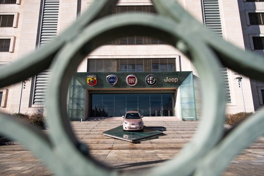 Vieno didžiausių automobilių gamybos koncernų „Stellantis“ vadovas Carlosas Tavaresas už praėjusius metus gavo visai nemažą algą.