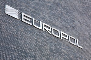 Tarptautinės operacijos metu sulaikyti asmenys, neteisėtai per Lietuvoje veikusią finansų įstaigą legalizavę daugiau kaip 2 mlrd. eurų