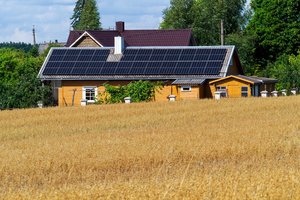 Planuojate įsirengti saulės elektrinę? Štai ką reikėtų apsvarstyti