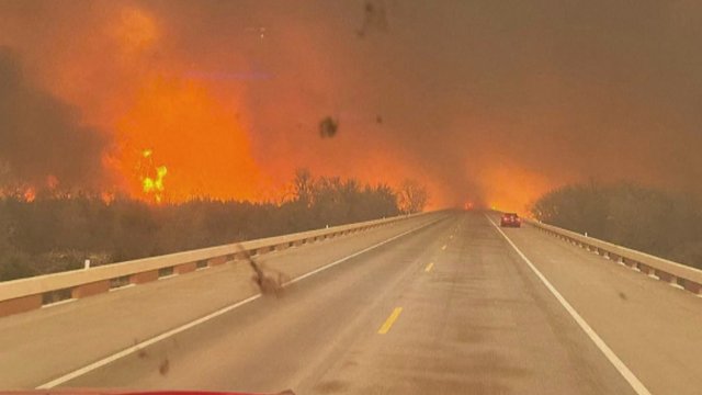 Teksaso valstiją siaubia vienas didžiausių visų laikų gaisrų: evakuojami gyventojai ir uždaromi keliai