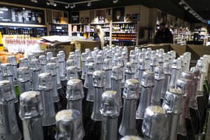 Pristatė naują akcizų planą: alkoholis ir tabakas gerokai brangtų kasmet