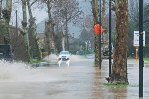 Šiaurės Italijoje – gamtos stichijos šėlsmas: potvyniai užliejo kelius, sukėlė nuošliaužas