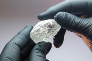 Sankcijos kirto Rusijos deimantų gamintojui „Alrosa“: skelbia apie sumenkusį pelną