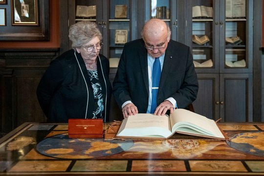 Maltos Respublikos prezidentas dr. George'as Williamas Vella su žmona Miriam Vella, lankydamiesi Lietuvoje, pageidavo daugiau pažinti ir Lietuvos istoriją, paveldą, abi valstybes siejusius ryšius.