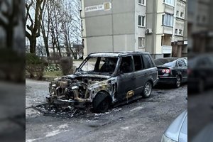 Kauno nusikaltėliai sudegino 20-metį „Land Rover“ – policija pradėjo tyrimą