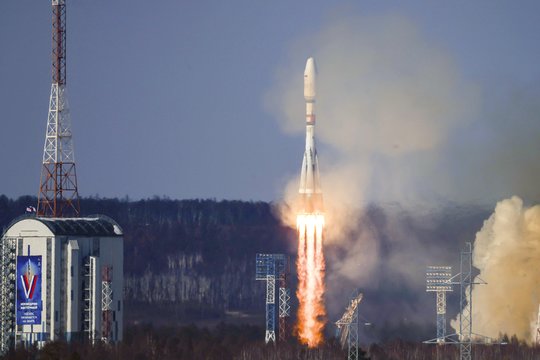  Palydovui į kosmosą iškelti buvo panaudota rusiška raketa „Sojuz“.