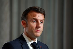 Krenta reitingai? Prezidentas E. Macronas žada išsimaudyti Senos upėje