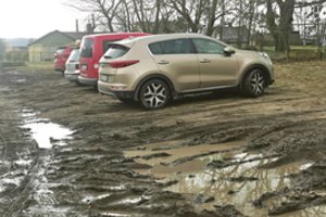 Eismo taisyklės čia negalioja: automobilių jūra nelegalioje aikštelėje nustebino net valdžią