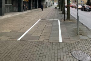 Šalia Ekonomikos ministerijos parkavimo vieta atsirado vidury šaligatvio
