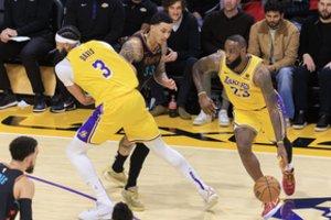 „Lakers“ žvaigždžių duetas nukalė sudėtingą pergalę prieš NBA autsaiderius