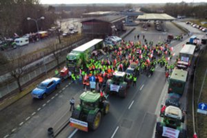 Dėl protesto Lietuva pasienyje jau padidino pareigūnų pajėgas, lietuvius ragina susilaikyti nuo kelionių