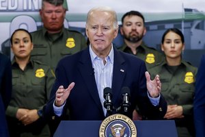 J. Bidenas ir D. Trumpas tą pačią dieną apsilankė Meksikos pasienyje