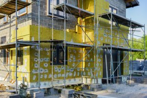 Prasidėjo pinigų dalybos individualių namų atnaujinimui: išdėstė aiškiai, kam ir kiek gali būti skirta 