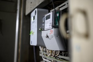 Nesupranta, kodėl ir vėl reikia keisti elektros skaitiklius, tačiau ESO ramina – jokios apgavystės nėra