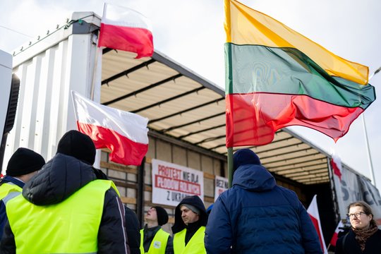 Lenkijos ūkininkai penktadienį pradėjo blokuoti kelią tarp Kalvarijos ir Lenkijos Suvalkų apskrities Budzisko kaimo.