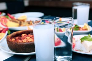 Stiklinė vandens prieš valgį: ar tai padeda mesti svorį?