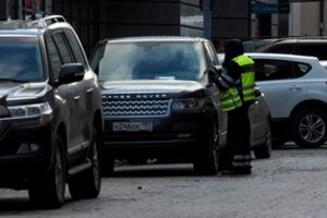 Rusijoje registruoti automobiliai iki kovo 11 d. privalo palikti Lietuvą ir ES: po to – griežta bausmė