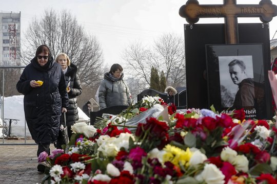 Praėjus dienai po A. Navalno laidotuvių velionio kapą aplankė motina