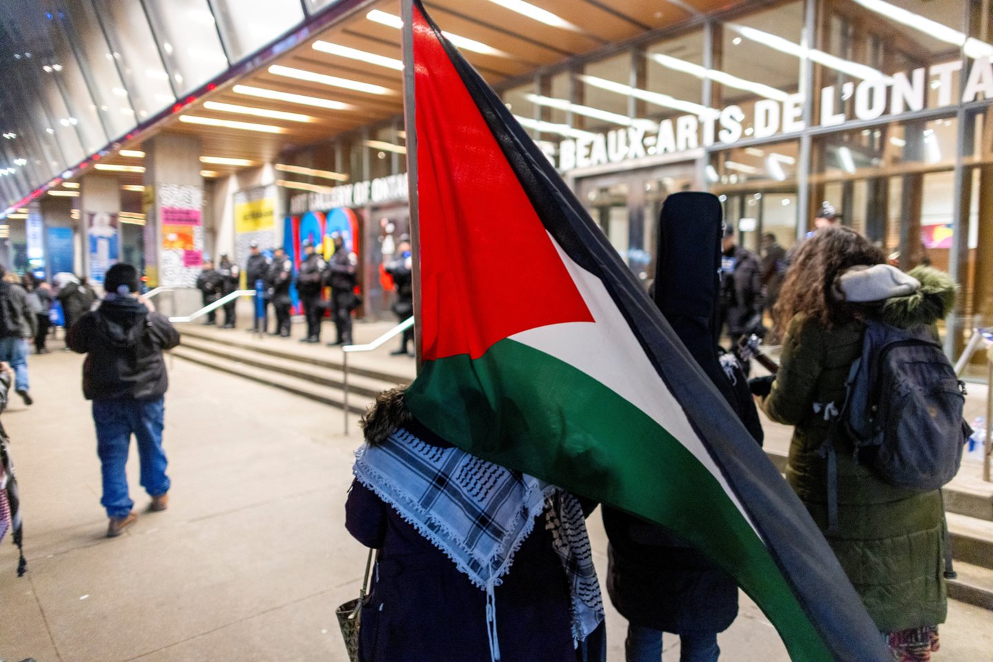 Protestuotojas su Palestinos vėliava prie pastato, kuriame Italijos ministrė pirmininkė Giorgia Meloni turėjo susitikti su Kanados ministru pirmininku Justinu Trudeau.