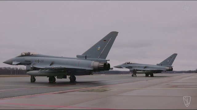 Latvijos karinėje oro bazėje – kitataučių kalba ir naikintuvų gausmas: vokiečiai pradėjo rotacinę NATO oro policijos erdvės misiją