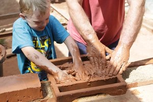 Užsukę į Varėnos kraštą galėsite pasigaminti plytą ir aplankyti vieną didžiausių stumbrynų