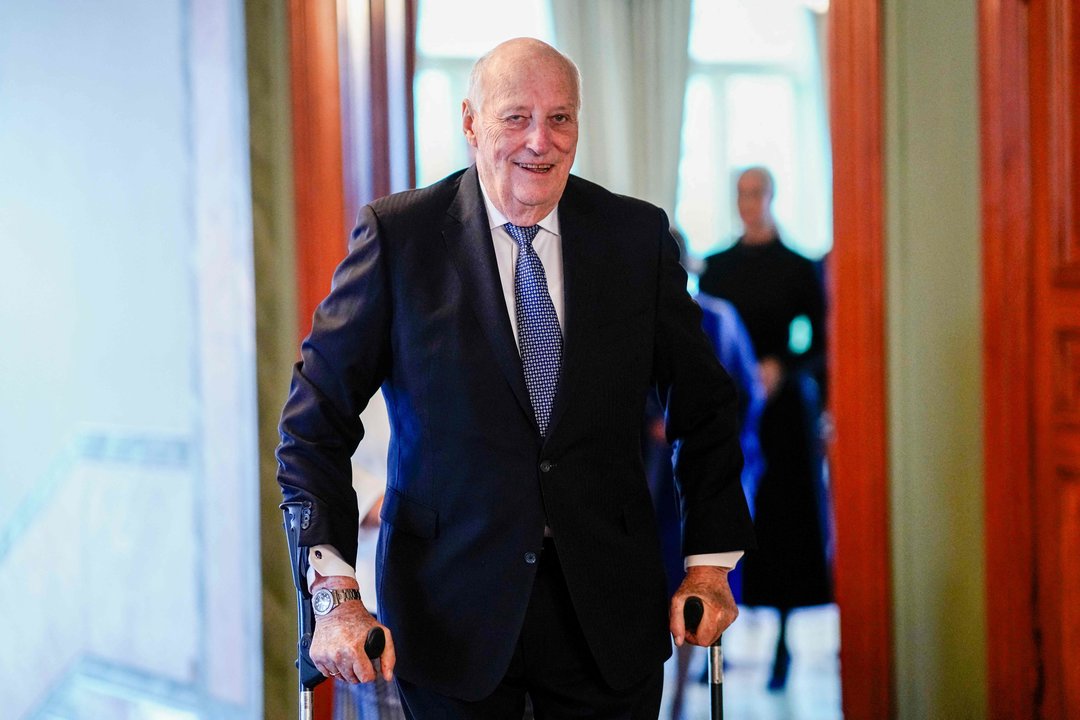 Kong Harald V av Norge, med helseproblemer, vender tilbake fra Malaysia